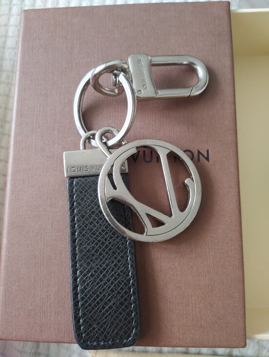Louis Vuitton Other - Louis Vuitton 2010 Taiga Leather Neo Club Key Holder